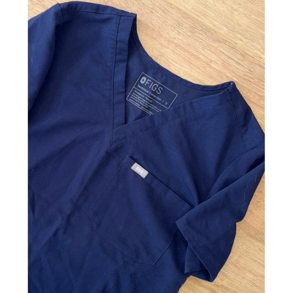 FIGS Scrubs Catarina One Pocket Scrub Top Small Navy Blue